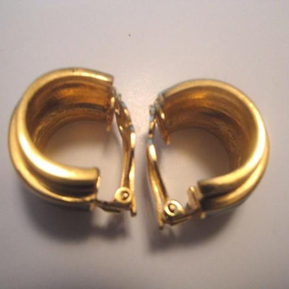 St. John Gold Vtg Tone Green Enamel Hoop Clip-on Heavy Earrings - Picture 3 of 3